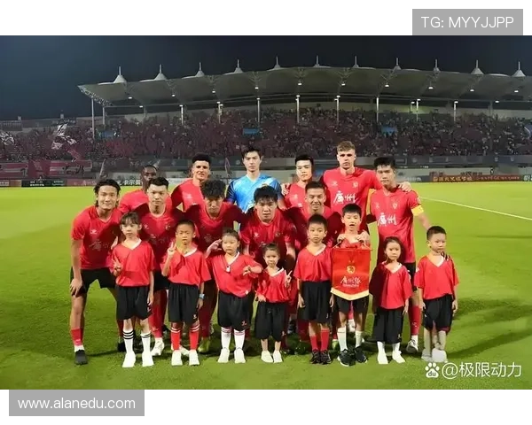 广州足球队实力之争引发热议球迷观点各异分析深入探讨球队未来发展